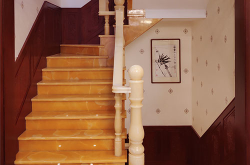 浩口原种场中式别墅室内汉白玉石楼梯的定制安装装饰效果