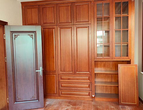 浩口原种场中式家庭装修里定制的实木衣柜效果图